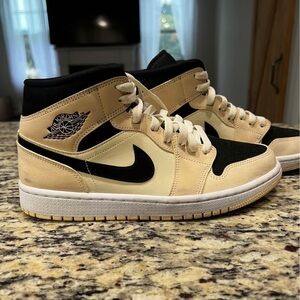 Nike Air Jordan 1 Mid ‘Barely Orange’